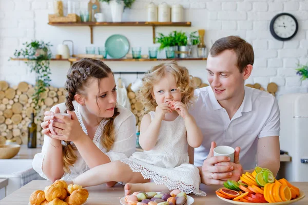 Rodzinny Portret Szczęśliwej Matki Córki Ojca Pozowanie Kuchni Podczas Śniadania — Zdjęcie stockowe