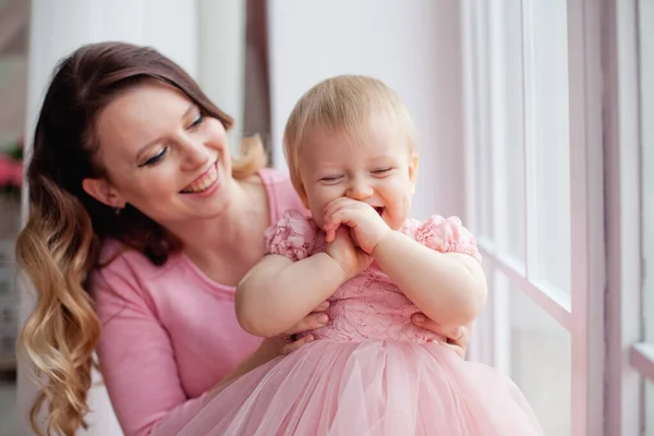 Мама Играет Дочерью Окна Розовых Платьях День Матери — стоковое фото
