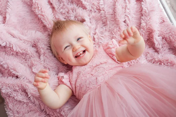 Портрет Нежной Симпатичной Маленькой Девочки Лежащей Розовом Пушистом Пушистом Одеяле — стоковое фото