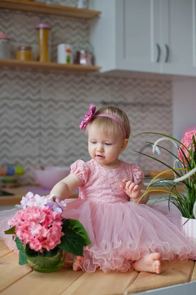 Niño Vestido Rosa Festivo Cocina Con Flores — Foto de Stock