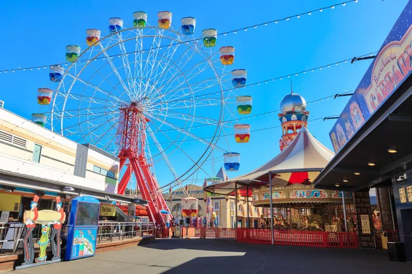 Una Noria Gigante Que Eleva Sobre Otros Paseos Luna Park —  Fotos de Stock