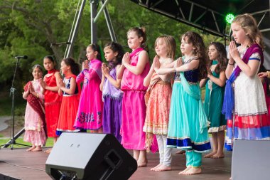25 Ekim 2019 'da Tauranga, Yeni Zelanda' da düzenlenen Diwali festivali sırasında Hintli kız öğrencilerin yaptığı 