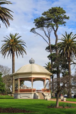Auckland, Yeni Zelanda 'daki en eski park olan Auckland Domain' deki eski grup rotunda (1913). 