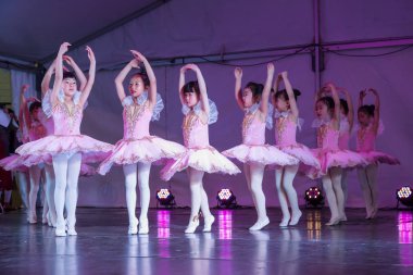 Bir grup küçük Asyalı balerin pembe etekli, sahnede gösteri yapıyorlar. Auckland, Yeni Zelanda, 14 Eylül 2019 