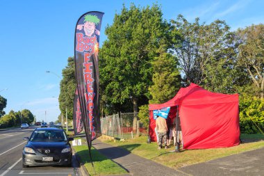 Tauranga, Yeni Zelanda 'da Guy Fawkes günü için 5 Kasım 2019' da havai fişek satan iki uzun reklam flaması olan yol kenarı havai fişek tezgahı. 
