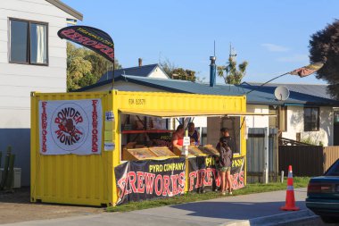 Yol kenarındaki bir havai fişek tezgahında Guy Fawkes 'ın 5 Kasım 2019' da Papamoa, Yeni Zelanda 'da havai fişekleri satılıyor. 