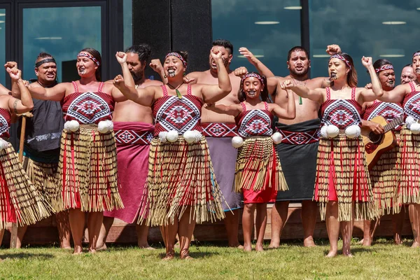 Mulheres Meninas Maori Nova Zelândia Vestindo Vestido Tradicional Atuando Grupo — Fotografia de Stock