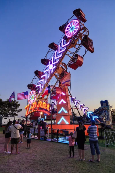 Paseo Diversión Zipper Carnaval Verano Iluminado Con Iluminación Colorida Por —  Fotos de Stock