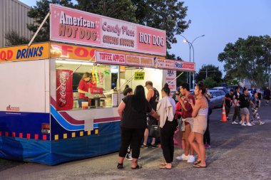 Yaz karnavalında yiyecek tezgahı, sosisli sandviç, elma şekeri ve pamuk helva gibi fast food satışı. Maunganui Dağı, Yeni Zelanda, 26 Aralık 2018 