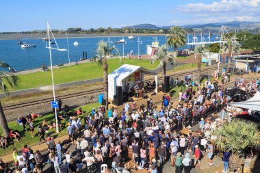 Rıhtımda canlı müzik dinleyen bir kalabalık. Tauranga, Yeni Zelanda, yıllık Ulusal Caz Festivali sırasında, 20 Nisan 2019 