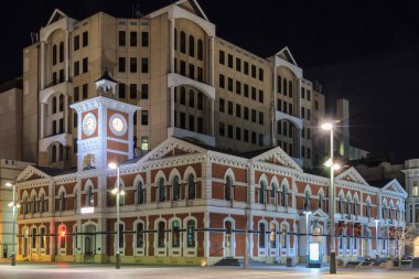 Eski Postane Şefi (1878), Yeni Zelanda 'nın Christchurch kentindeki Katedral Meydanı' nda bulunan tarihi tuğla bir bina. Gece çekilmiş bir fotoğraf. 17 Eylül 2010 