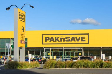 Tauranga, Yeni Zelanda 'da bir Pak' n Save süpermarket binası. Pak 'nsave Yeni Zelanda' nın en büyük süpermarket zincirlerinden biridir. 13 Kasım 2019 