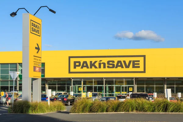 Tauranga, Yeni Zelanda 'da bir Pak' n Save süpermarket binası. Pak 'nsave Yeni Zelanda' nın en büyük süpermarket zincirlerinden biridir. 13 Kasım 2019 