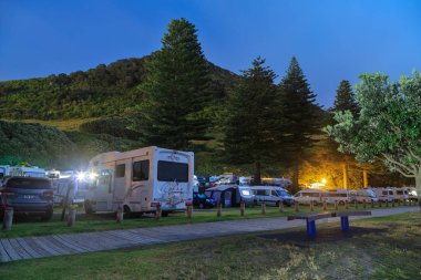 Yeni Zelanda 'daki Maunagnui Dağı' nın dibindeki Beachside Holiday Parkı, popüler bir kamp alanı ve karavan parkı. Akşamları fotoğraflanmış. 14 Kasım 2019