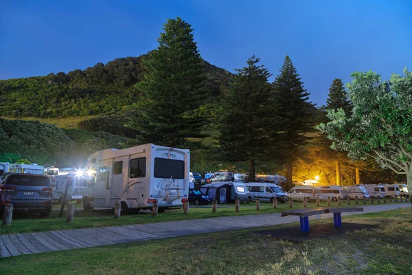 Yeni Zelanda 'daki Maunagnui Dağı' nın dibindeki Beachside Holiday Parkı, popüler bir kamp alanı ve karavan parkı. Akşamları fotoğraflanmış. 14 Kasım 2019
