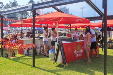 Yemek ve şarap festivalinde İspanyol birası Estrella Damm 'ı satan bir açık hava barı. Tauranga, Yeni Zelanda, 23 Kasım 2019