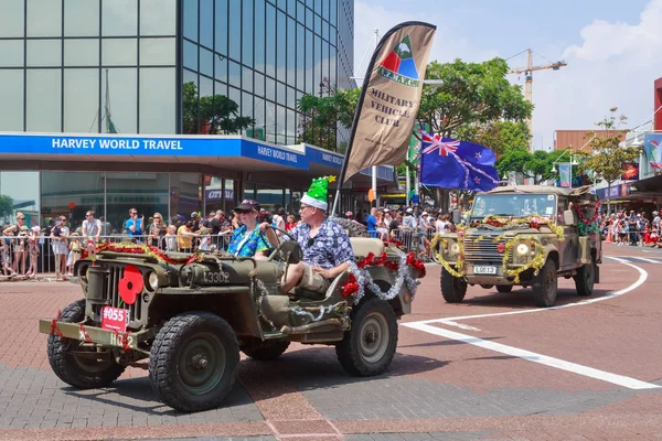 Des Véhicules Militaires Une Jeep Land Rover Décorés Mousseline Participant — Photo