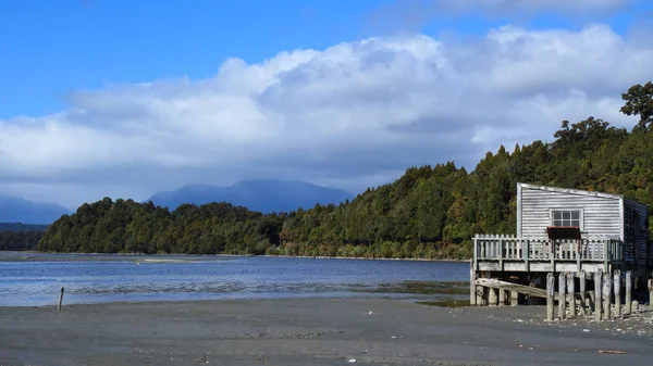 Panorama Der Malerischen Okarito Lagune Westküste Neuseeland Rustikaler Alter Bootsschuppen — Stockfoto