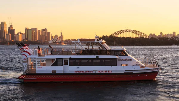 Een Rondvaartboot Sydney Harbour Bij Zonsondergang Achtergrond Skyline Van Stad — Stockfoto