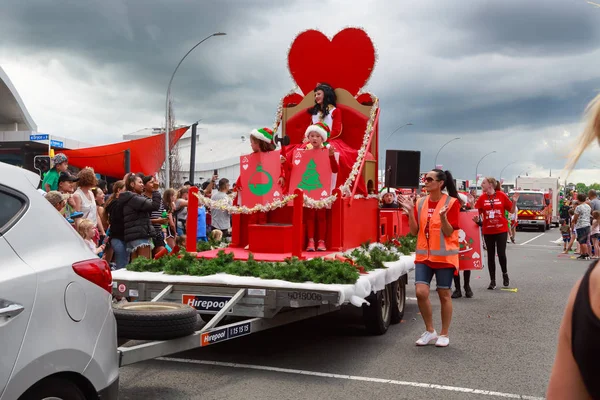 Una Mujer Vestida Como Reina Corazones Desfile Navidad Acompañada Niños — Foto de Stock