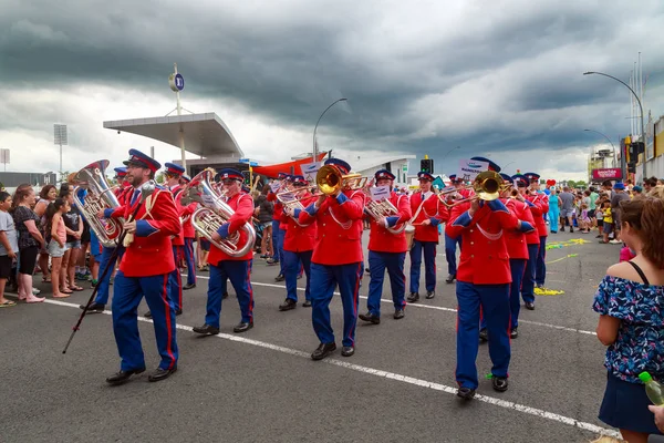 Una Banda Bronce Con Uniformes Rojos Marchando Por Calle Tocando — Foto de Stock