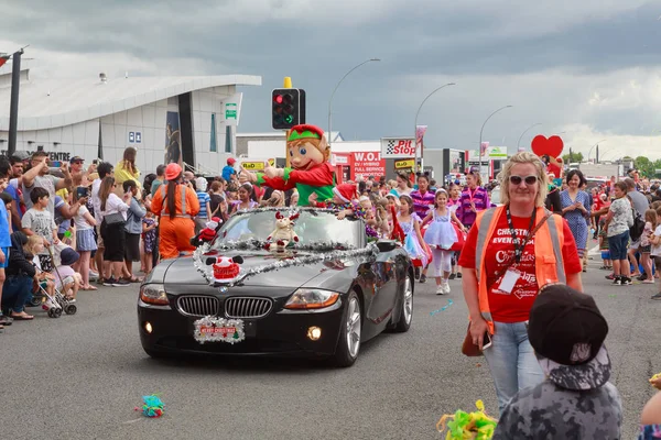 Elfo Disfrazado Montando Coche Dando Los Pulgares Una Multitud Desfile — Foto de Stock