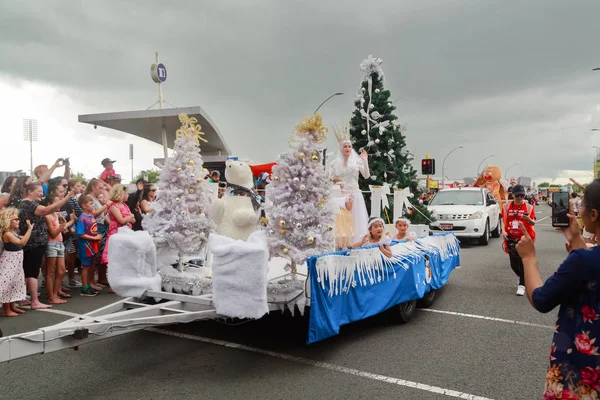 Julparad Flyter Med Kvinna Klädd Som Snödrottning Och Flera Julgranar — Stockfoto