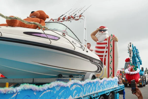 Una Estatua Padre Surfista Navidad Cabalgando Detrás Barco Pesquero Desfile — Foto de Stock