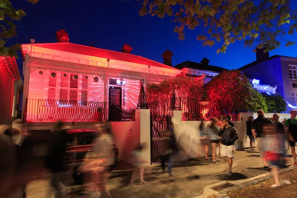 Franklin Road, Auckland, Yeni Zelanda 'da alışılmadık bir Noel ışıklandırması. Bu ev kırmızı ışıkla ve girişteki dönen disko topuyla aydınlanıyor. 21 Aralık 2019