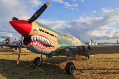 Curtiss P-40 e Kittyhawk, İkinci Dünya Savaşı 'ndan kalma bir Amerikan savaş uçağı. Bu örnekte belirgin bir 