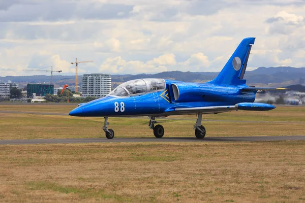 Azul Brilhante Aero Albatros Avião Treinamento Jato Feito Checoslováquia Pousando — Fotografia de Stock