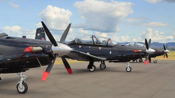 Una Fila Aviones Beechcraft Texan Volados Por Equipo Aerobático Black —  Fotos de Stock