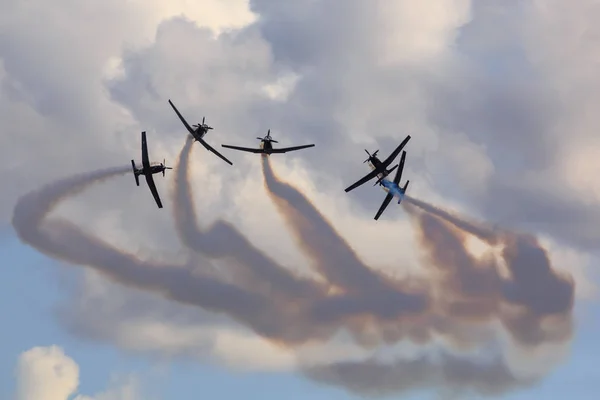 Fekete Sólymok Zélandi Légierő Aerobic Csapata Közelharcba Szálltak Fekete Beechcraft — Stock Fotó