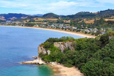 Yeni Zelanda 'nın Coromandel Yarımadası' ndaki Cooks Plajı 'nda Shakespeare Kayalıkları' ndan görüldü. Ön planda Lonely Bay 'in kumlu plajı var.