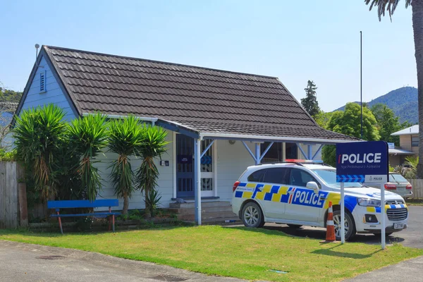 Una Pequeña Estación Policía Nueva Zelanda Ciudad Coromandel Con Coche — Foto de Stock