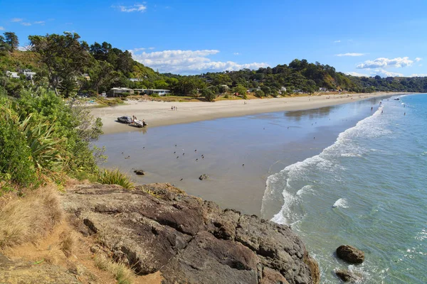 Onetangi Sahili, Yeni Zelanda 'nın Waiheke Adası' nın en uzun sahili, iki kilometrelik parlak beyaz kumla. 