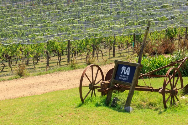 Te Motu Vineyard, Waiheke Adası, Yeni Zelanda 'ya üzüm bağları ve insanları karşılayan bir tabela. 14 Mart 2020