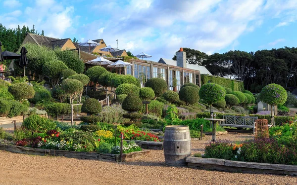 ニュージーランドのワイヒケ島にある美しい庭園のある高級ブドウ畑とレストラン 2020年3月14日 — ストック写真