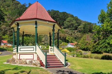 Te Aroha Kaplıcaları 'ndaki tarihi Edwardian bandosu rotunda, Te Aroha, Yeni Zelanda' daki bir park.