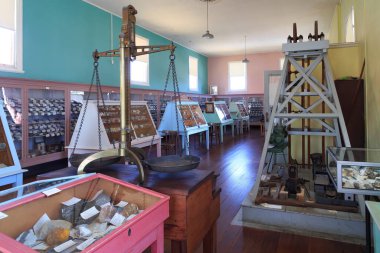 Thames, Yeni Zelanda 'daki Maden Müzesi' nin içi. Sergide yüzlerce kaya ve mineral numunesinin yanı sıra madencilik araçları ve büyük ölçekli ölçümler yer alıyor. 31 Ocak 2020