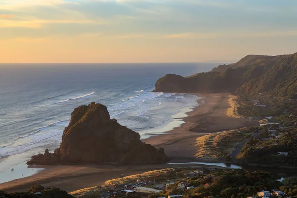 Чорний Піщаний Пляж Піха Нова Зеландія Заході Сонця Передньому Плані — стокове фото