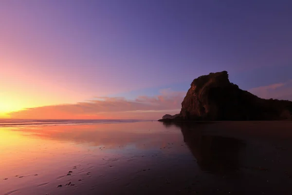 Piha Beach Нова Зеландія Заході Сонця Мокрому Піску Відбиваються Скелі — стокове фото