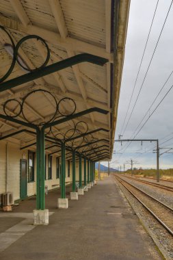 Merkezi Volkanik Platonun, Yeni Zelanda 'daki tarihi bir tren istasyonunun platformu.