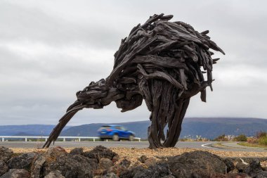 Yeni Zelanda 'nın Volkanik Platosu' ndaki küçük bir köy olan Ulusal Park 'ın yanındaki yolun kenarındaki düşmüş odun parçalarından yapılmış dev bir kivi heykeli. 24 Mayıs 2020