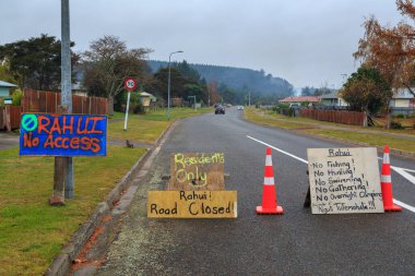 Waitahanui 'de COVID-19' un yayılmasını durdurmak için işaretler ve trafik konilerinin bulunduğu bir barikat, Yeni Zelanda 'nın küçük bir kasabası (