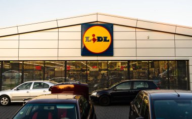 Lidl süpermarket ve logo. Lidl, dünya çapında indirimli bir Alman ürünüdür.