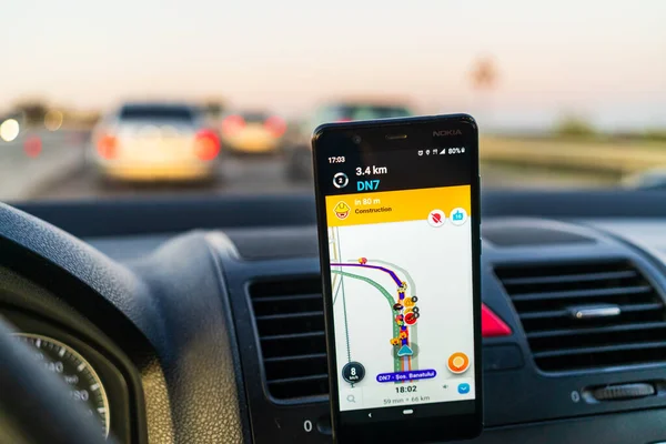 Gösterilecek Waze haritalarını gösteren akıllı telefonlu bir araç paneli görünümünde 