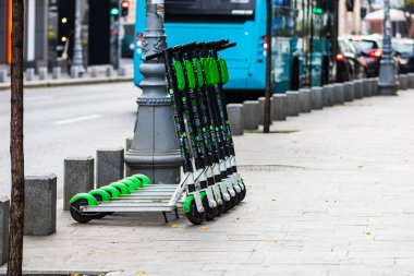 Romanya 'nın Bükreş kentinde 2019' da park etmiş bir mobilet.