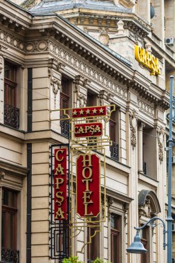 Romani, Bükreş 'teki Zafer Bulvarı' nda Hotel Capsa tabelası