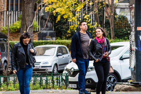 Los peatones esperan la luz verde para cruzar la calle en downt —  Fotos de Stock